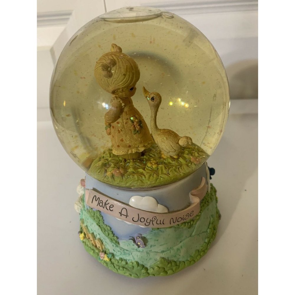 Enesco  Musical  Snowglobe  “In the Garden”  2003‎  precious  moments